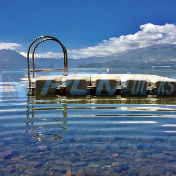 Vista panorámica de muelles flotantes en cuadrado