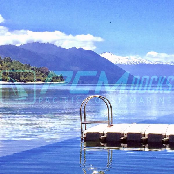 Vista lateral de módulos de balsa flotante con escalera