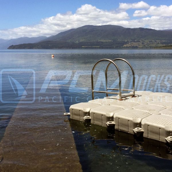 Vista superior de balsa de muelle flotante con escalera en cuadrado
