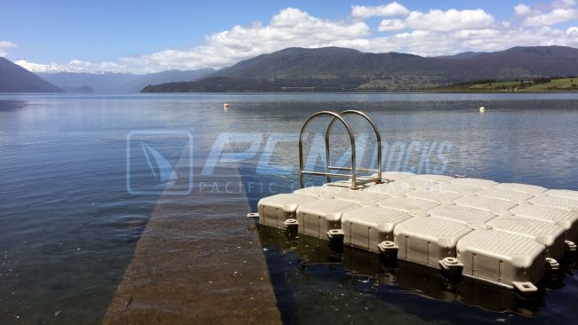 Vista superior de balsa de muelle flotante con escalera en cuadrado