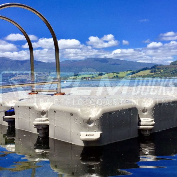 Vista del cuadrado de muelles flotantes con el horizonte de fondo