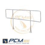 Baranda metálica diseñada para proporcionar seguridad y estabilidad en el muelle.