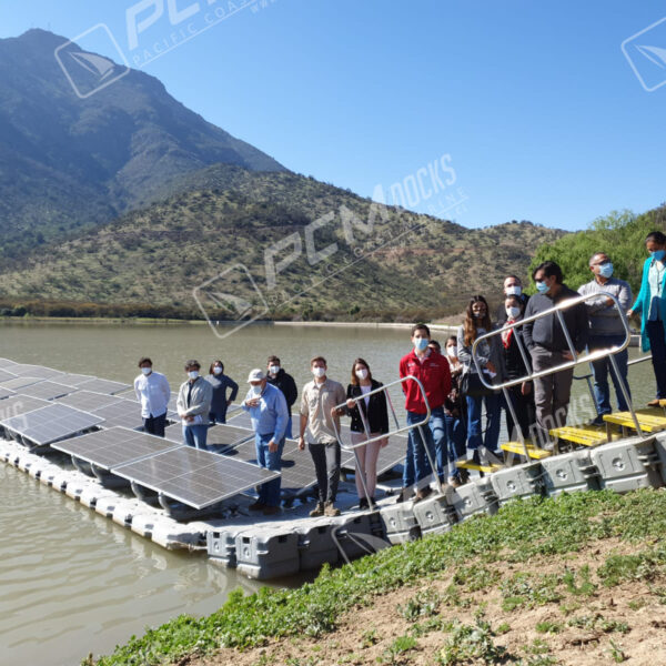 Panel solar azul instalado en muelle