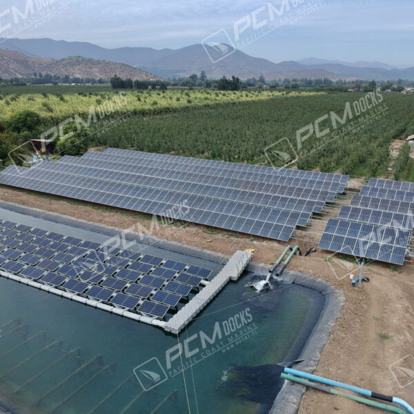 Vista aérea de panel solar en muelle flotante