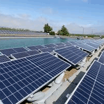 Muelle flotante con panel solar azul