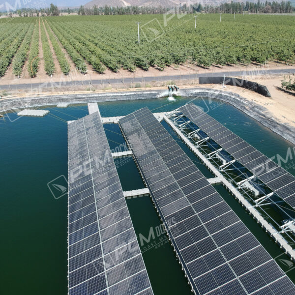 Instalación de panel solar azul en muelle