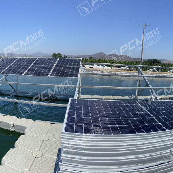 Vista general de paneles solares en el agua