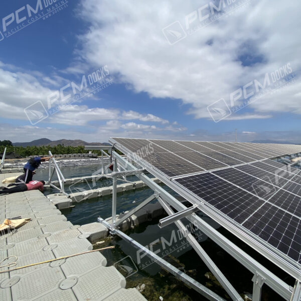 Panel solar flotante azul
