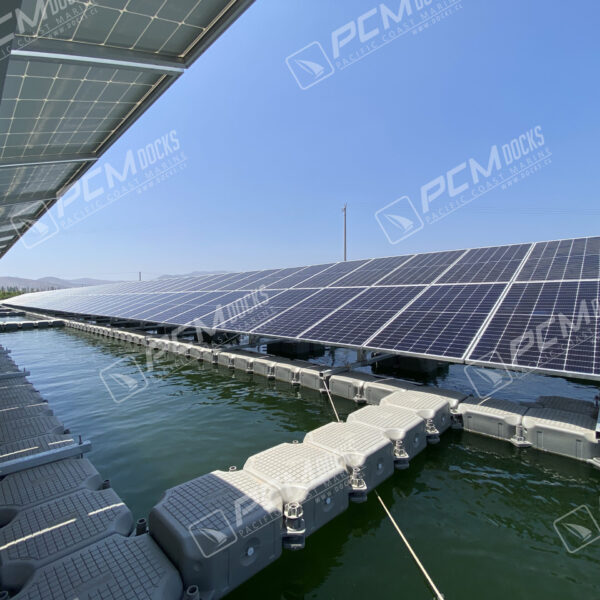 Muelle flotante con paneles solares