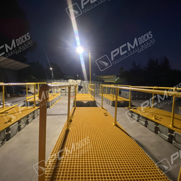 Guías de cañerías sobre plataforma flotante