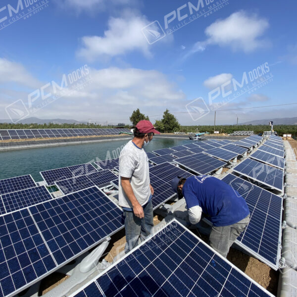 Panel solar en muelle flotante