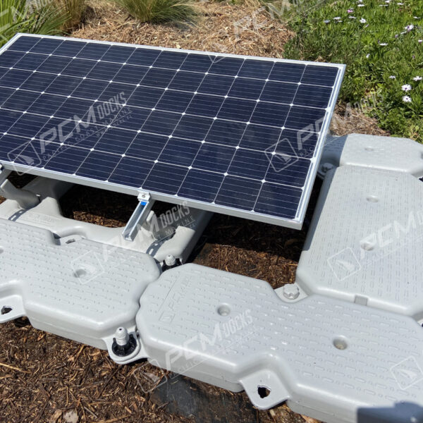 Muelle flotante con panel solar azul