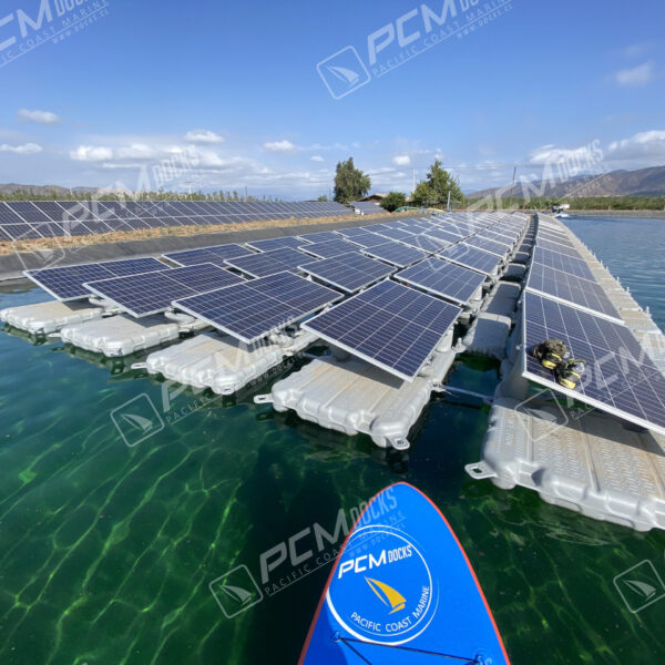 Instalación de paneles solares en el agua
