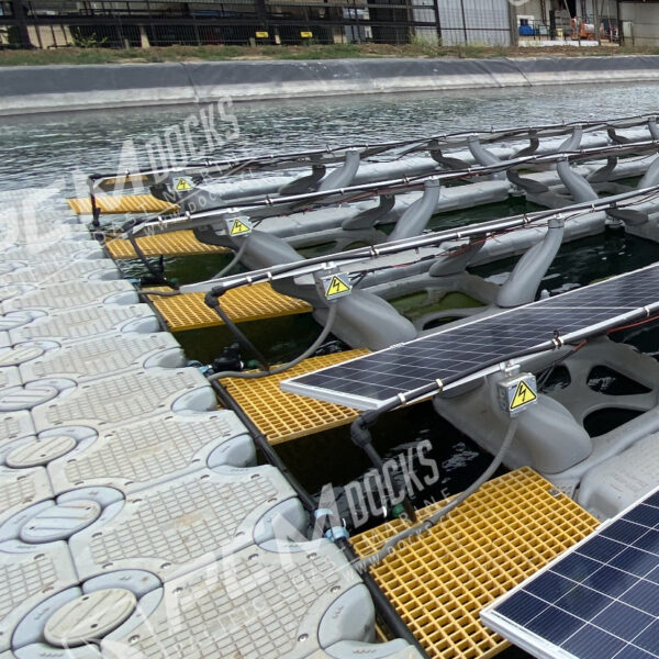 Vista aérea de paneles solares en el agua