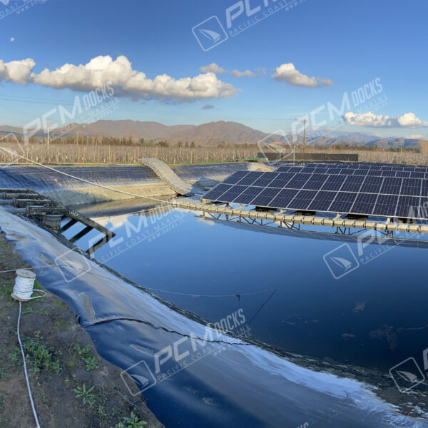 Muelle flotante con paneles solares azules