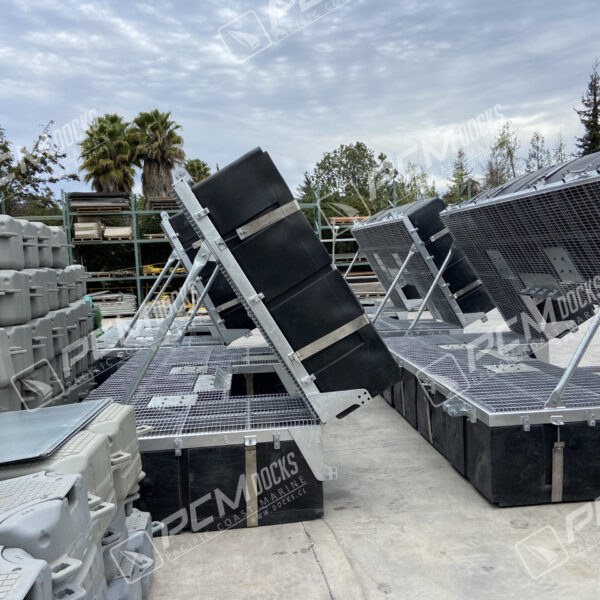Cañerías en instalación sobre plataformas flotantes