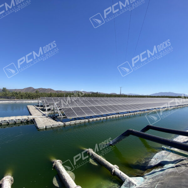 Panel solar en muelle flotante