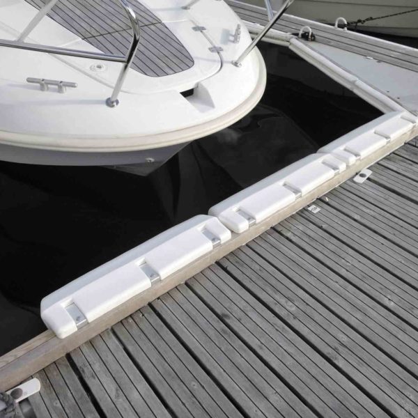 Parte delantera de un bote junto al muelle de madera