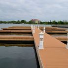 Vista panorámica del muelle de madera con muelles en T