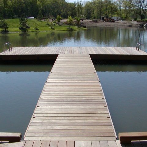 Muelle de madera en forma de T