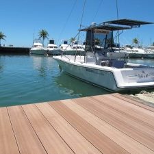 Bote junto al muelle de madera