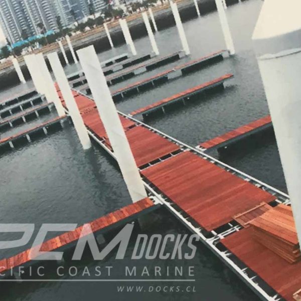 Muelle de madera roja con pilares