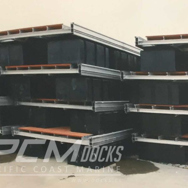 Muelle desmontado apilado