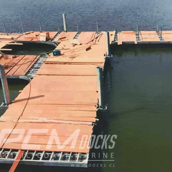 Muelle de madera en forma de T