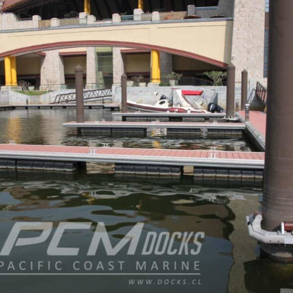 Muelle con estructuras decorativas de fondo