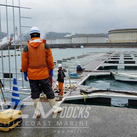 Persona parada en un muelle