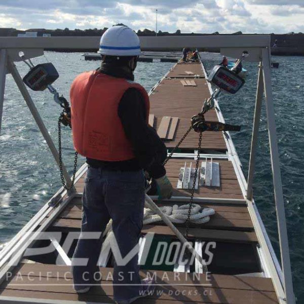 Trabajador en un muelle en forma de "I"