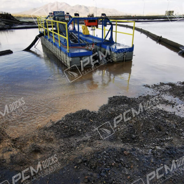 Grúa flotante naranja sobre plataforma flotante