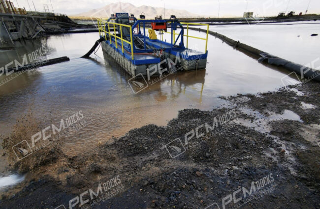 Grúa flotante naranja sobre plataforma flotante