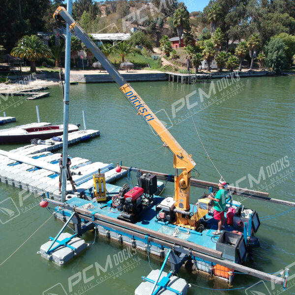 Grúa naranja operando en el mar