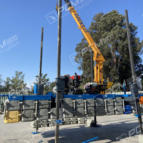 Grúa de color naranja sobre plataforma marina