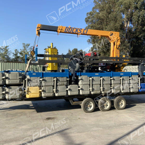 Grúa flotante naranja trabajando en el puerto