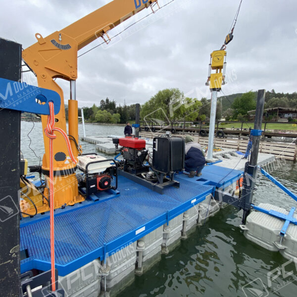 Grúa flotante en acción sobre el agua