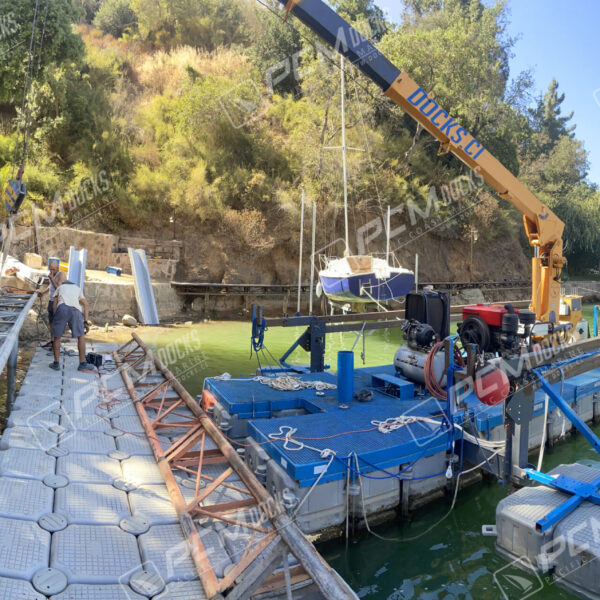Grúa flotante naranja sobre plataforma