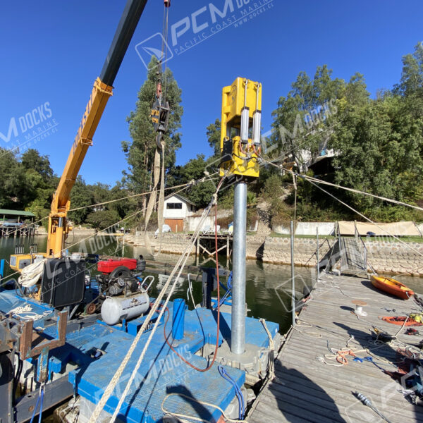 Grúa flotante naranja en acción