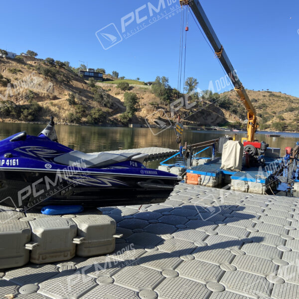 Grúa naranja trabajando en plataforma flotante