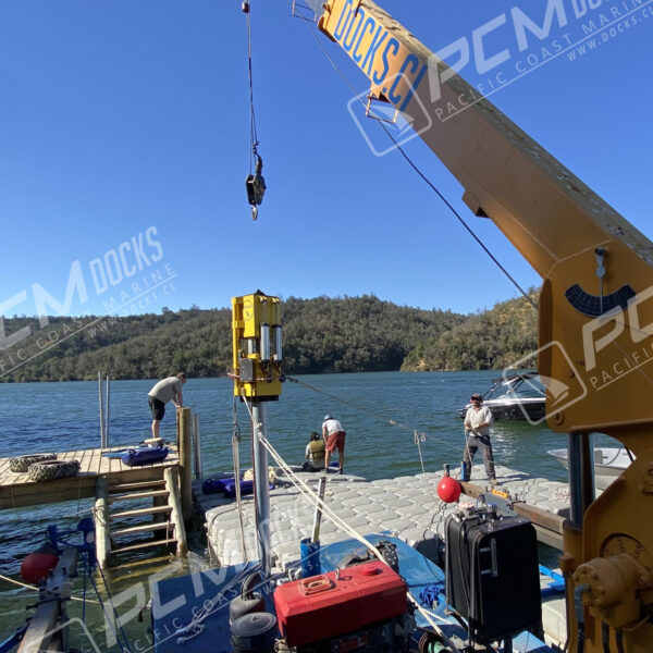 Grúa flotante naranja en operación