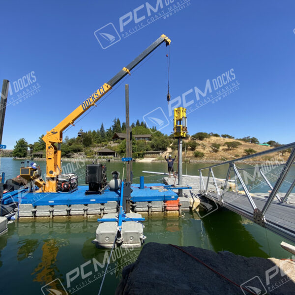 Grúa flotante naranja trabajando en proyectos