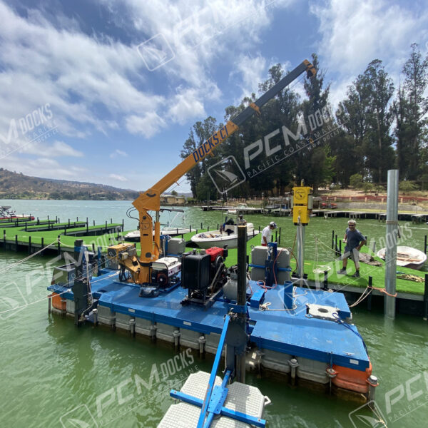 Grúa flotante en el mar