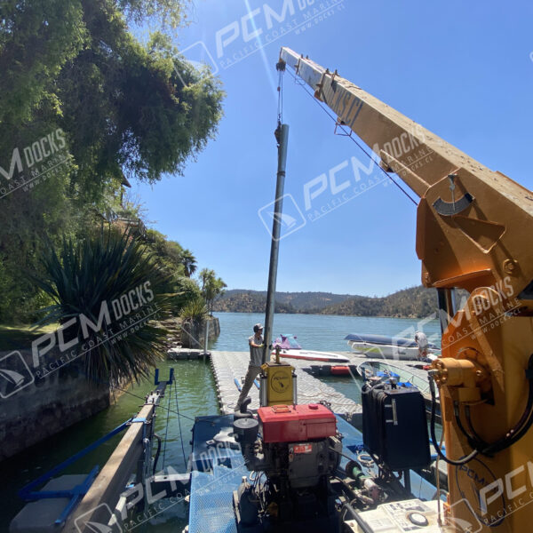 Grúa de carga naranja en plataforma flotante