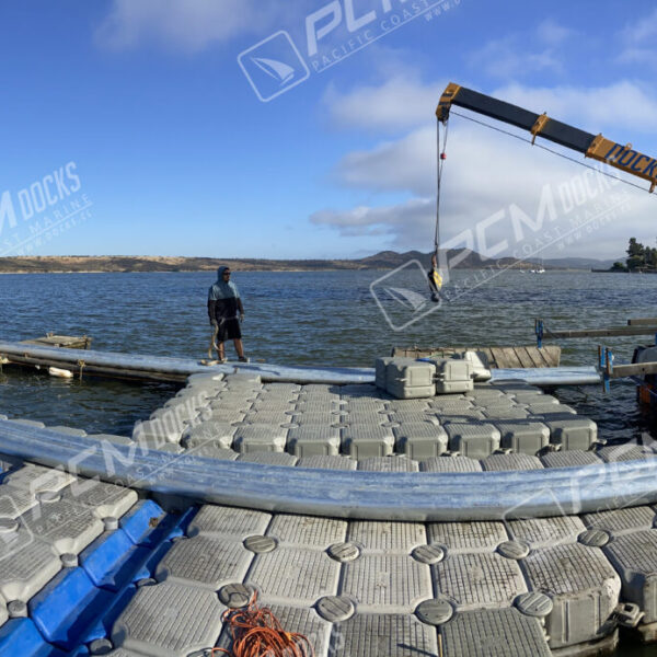 Grúa flotante en plataforma marina