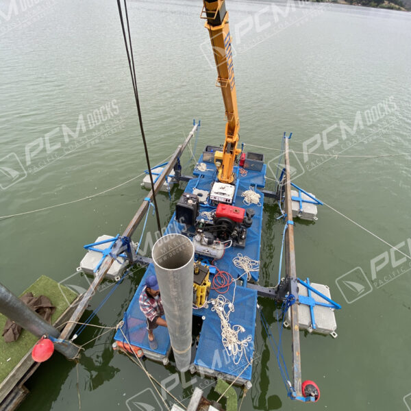 Grúa de color naranja en plataforma flotante
