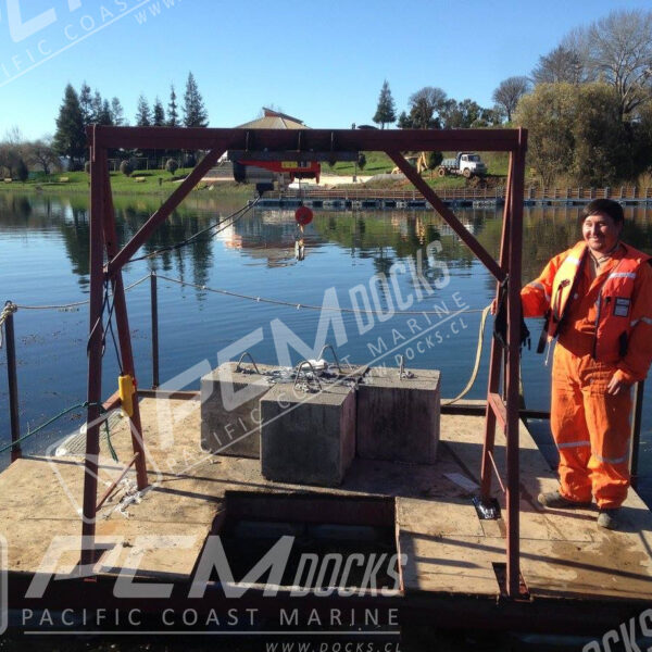 Grúa naranja en plataforma flotante