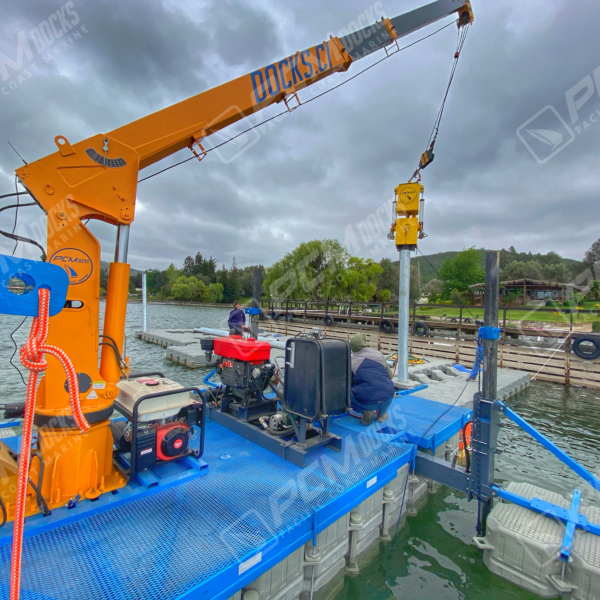 Grúa flotante color naranja sobre el agua