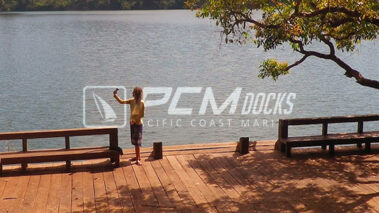 Muelle flotante de madera estilo deck