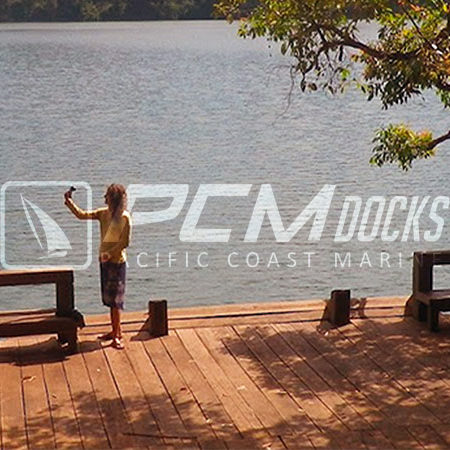 Muelle flotante de madera estilo deck